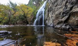 Yunt Dağı'ndaki Türkmen şelalelerinin çevresindeki ağaçlar sonbaharda bir başka güzel