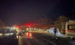 Uşak'ın Eşme ilçesinde ciple çarpışan otomobil alev aldı ve karı koca hayatını kaybetti