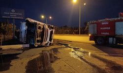 Uşak Banaz MYO önünde kontrolü kaybeden tır devrildi