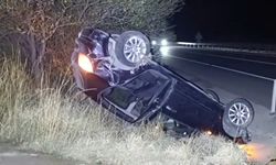 Uşak ve Ankara yolu üzerinde takla atan otomobilin sürücüsü yara almadan kurtuldu