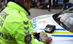 İzmir'de korsan taksiden asılsız yardım çağrısında bulunulmasıyla ilgili sürücü ve yolcuya ceza