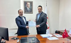 İYİ Parti Uşak İlçe Başkanı Selçuk Toker, mazbatayı ve mührü teslim aldı