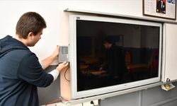 Emirdağ'da meslek lisesi öğrencileri ilkokulun akıllı tahtalarının montajını yaptı