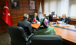 Uşak Valisi Aktaş, halk gününde vatandaşı bire bir dinliyor