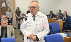 Uşak Milletvekili, öldürülen meslektaşlarının adının yazıldığı önlükle TBMM'ye gitti