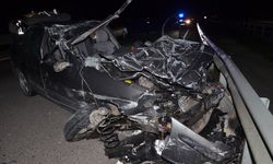 Kütahya'da feci kaza! Tıra çarpan araçtan eser kalmadı!