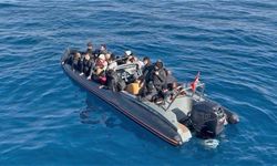 İzmir'de 2 göçmen kaçakçısı ve 28 düzensiz göçmen yakalandı