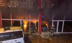 Denizli'de oto galeri yandı 5 araç hasar gördü