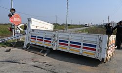 Turgutlu'da yolcu treni kamyonete çarptı!