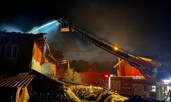 Uşak'ın Banaz ilçesindeki evin çatısına yıldırım düşünce yangın çıktı