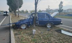 Kütahya'da otomobil ağaca çarptı, sürücü yaralandı!