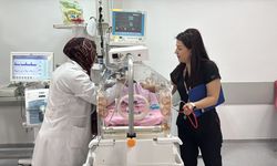 Prematüre bebekler sağlık çalışanlarının şefkatli bakımıyla gelişiyor