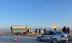 Afyonkarahisar'da kamyonet ile otomobil çarpıştı, 6  yaralı!