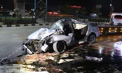 Manisa'da otomobil üst geçit ayağına çarptı; 1 ölü, 3 yaralı!