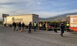 Alaşehir'de otomobil park halindeki tıra çarptı, sürücü öldü