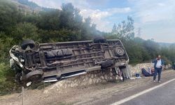 İzmir'de turist taşıyan minibüs devrildi, 4 yaralı!