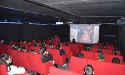 "Gezen Sinema Tırı" Demirci'de çocukları sevindirdi