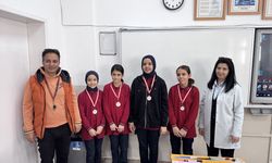 Öğretmen çift, yaptıkları uygulamayla öğrencilere çevre bilinci aşılıyor