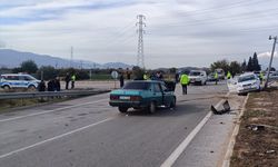 İzmir'de iki otomobil çarpıştı; 5 yaralı!