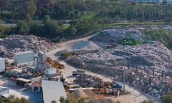 İzmir Buca'da çöp sorunu bitmiyor! Vatandaşlar tepkili!