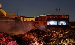 İzmir'de boş alanda atıktan çıkan yangın kamyoneti pert etti