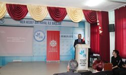 Kütahya'da öğrencilere "Dijital Okuryazarlık ve Dezenformasyonla Mücadele" sunumu