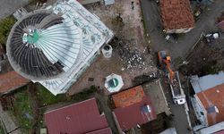 Efemçukuru'ndaki caminin minaresi rüzgardan yıkıldı