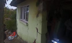 Uşak'ın Eşme İlçesi Karaahmetli'deki eve yıldırım düştü