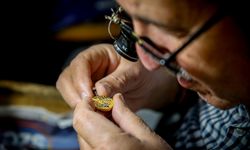 Fethiye'de 69 yaşındaki Yakup Gökhan, saat tamirciliğini hem yaşatıyor hem de 2 çocuğuna öğretiyor