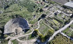 Seydikemer'deki Letoon Alanı'nda tarihi tapınaklarda yolculuk