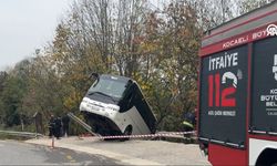 Kartepe'de freni boşalan tur otobüsü şarampole uçup, askıda kaldı