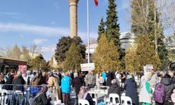 Uşak Ulu Camii önünde keşkek, pilavlı et ve yiyecekleri Gazze'deki mazlumlar için satıyorlar