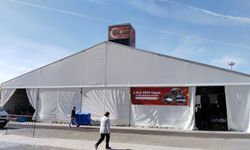 Uşak'ta kaldırıma tabure atan esnafa ayar veren Uşak Belediyesi, koca Atapark'ın bit pazarı olmasına izin veriyor!