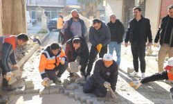 Selendi Belediye Başkanı Murat Daban, işçilerle beraber yol çalışması yaptı