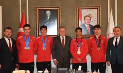 Uşak'ta çalışarak dünya şampiyonu olan  Bilge Kaan Yılgın, Gençlik ve Spor Bakanı'yla buluştu