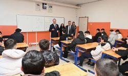 Uşak'ta geleceğin ustalarını yetiştiren okuldaki öğrencilerle buluştu