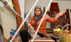 Şemsi Sayın, 50 yıldır Uşak'ın Eşme ilçesinde dokunan Eşme Kilimi için çalışıyor
