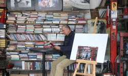 Muğla'da oto tamirci İsa ustası kütüphaneye çevirdiği tamirhaneyi kitap sevgisi aşılıyor