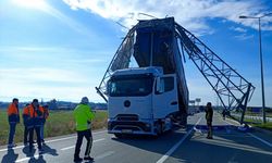 Denizli-Uşak karayolunda tır dorsesi açık kalmış
