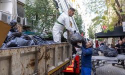 İzmir'de çöpe dönen evi 4 kamyonla temizlediler!