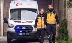 İzmir'deki sağlıkçı çift, 8 yıldır aynı ambulansta hastaların yardımına koşuyorlar