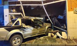 İzmir'de, pikap kontrolden çıkarak depoya daldı!