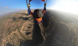 Ramazan Özçelik paraşütle Ulubey Kanyon'una atladı!