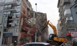 İzmir'de bina yıkımı yapılırken yandaki apartman zarar gördü