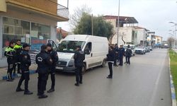 Manisa'da "dur" ihtarına uymayan araçta 35 düzensiz göçmen yakalandı