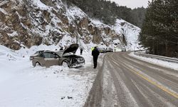 Domaniç'te yoğun kar yağışı nedeniyle kazalar oldu
