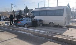 Kütahya’da park halindeki servis aracına çarpan araçtaki iki kişi yaralandı!