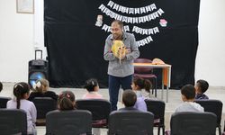 Kütahyalı öğretmen kapı kapı okullara giderek miniklere Türkçenin zenginliklerini anlatıyor