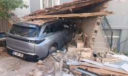 İzmir'de otomobil kömürlüğe girdi, 2 yaralı!