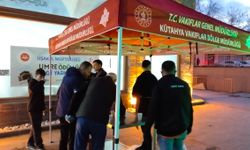 Uşşak Aşevi, vatandaşın içini ısıtmak için salep ikram etti